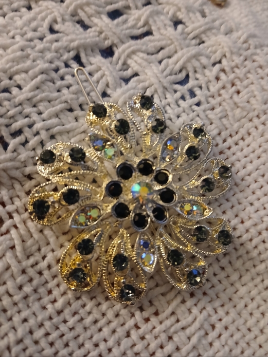 Fashion Jewelry Accessories - Rhinestone Silver Metal Hairclip NWOT